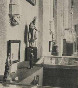 300286 Interieur van het Groot Auditorium van het Academiegebouw (Domplein 29) te Utrecht, met tentoongestelde objecten ...